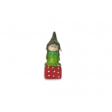 elfo in piedi su pacco