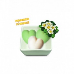 Ciotola in ceramica con 3 saponi cuore al tea verde